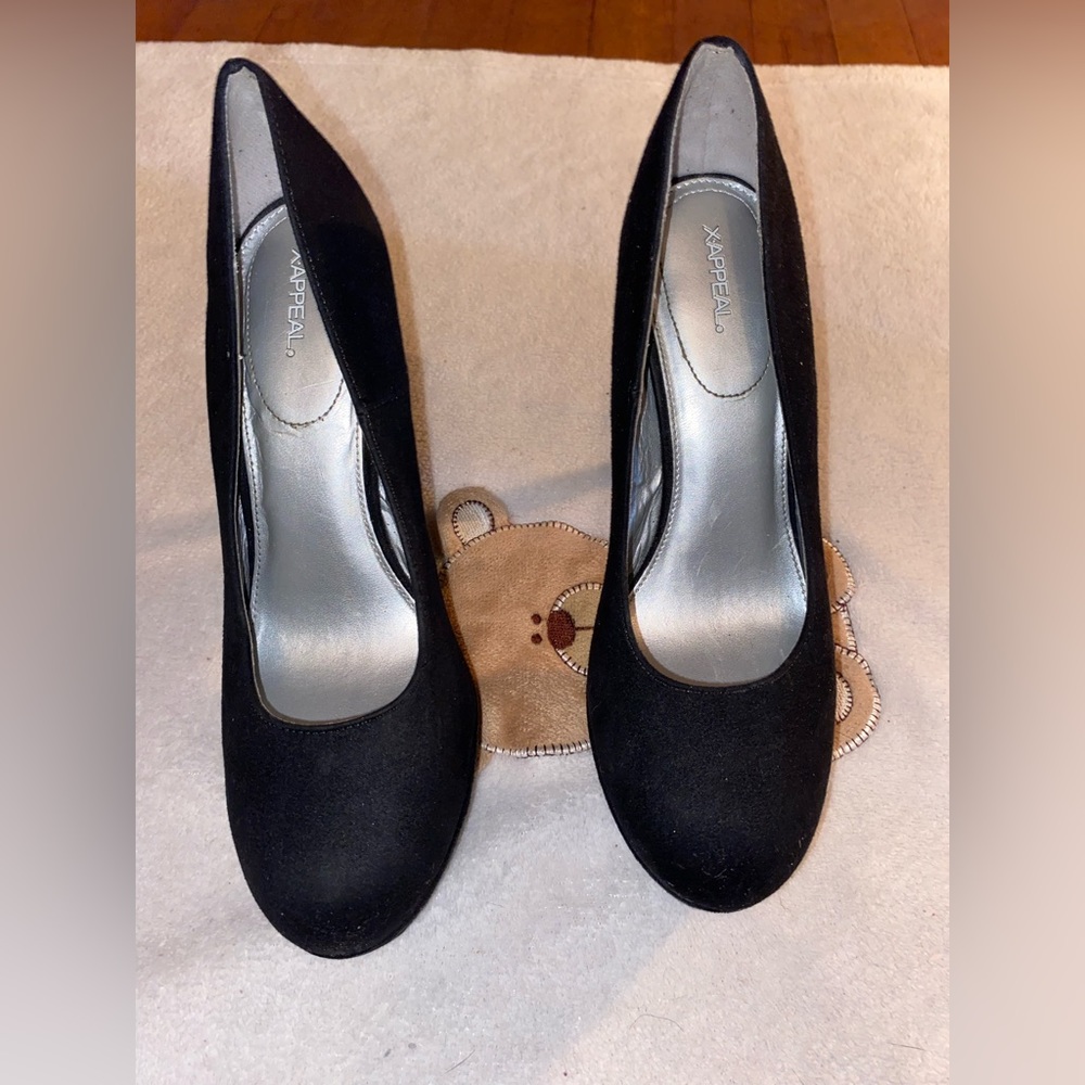 Cute stiletto black high hills great condition 💕